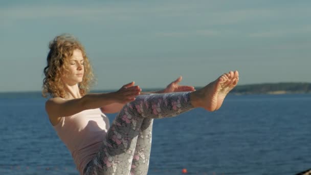 Mujer joven practicando yoga al aire libre en verano. Estilo de vida saludable — Vídeo de stock