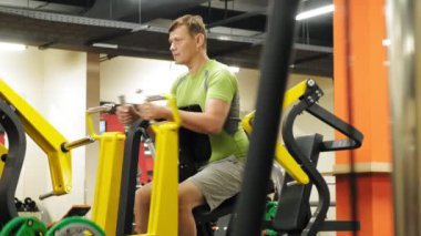 Spor salonundaki şişman adam. Fitness ve spor. Sağlıklı yaşam tarzı