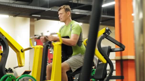 Fet man i gymmet. Fitness och idrott. Hälsosam livsstil — Stockvideo