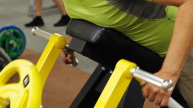 Adam spor salonunda simülatörlerde çalışıyor. Spor. Sağlıklı yaşam tarzı