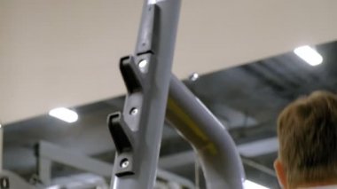 Kilolu adam bir halter için bir ağırlık diski ile squats ile çömelme yok. Fitness eğitimi. Sağlıklı yaşam tarzı kavramı