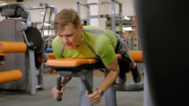 El hombre del gimnasio. Fitness. Estilo de vida saludable — Vídeos de Stock