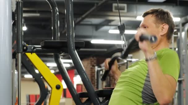A túlsúlyos ember osztja a felső blokk a tornateremben. Fitness. Egészséges életmód. — Stock videók