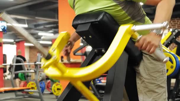 Az ember dolgozik ki az edzőteremben a szimulátorok. Sport. Egészséges életmód — Stock videók