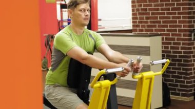 Spor salonundaki şişman adam. Fitness ve spor. Sağlıklı yaşam tarzı