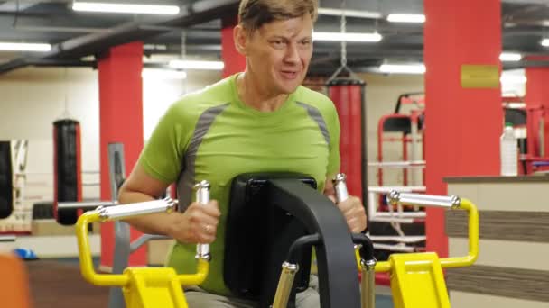 Dicker Mann in der Turnhalle. Fitness und Sport. Gesunder Lebensstil — Stockvideo