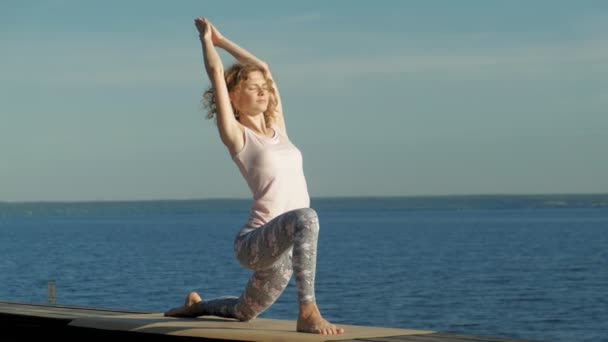 Jovem praticando ioga ao ar livre no verão. Estilo de vida saudável — Vídeo de Stock