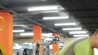 Spor salonundaki adam. Fitness. Sağlıklı yaşam tarzı