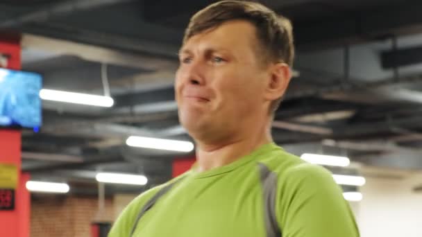 Der Mann im Fitnessstudio. Fitness. Gesunder Lebensstil — Stockvideo