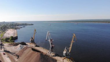 Kargo nehir limanı. Yaz günü. Havadan çekim