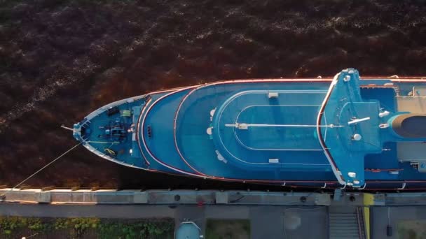Gün batımında iskelede yolcu gemisi. Turizm. Havadan çekilen görüntüler — Stok video