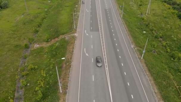 Förflyttning av bilar på motorvägen i närheten av byn. Flygbilder — Stockvideo