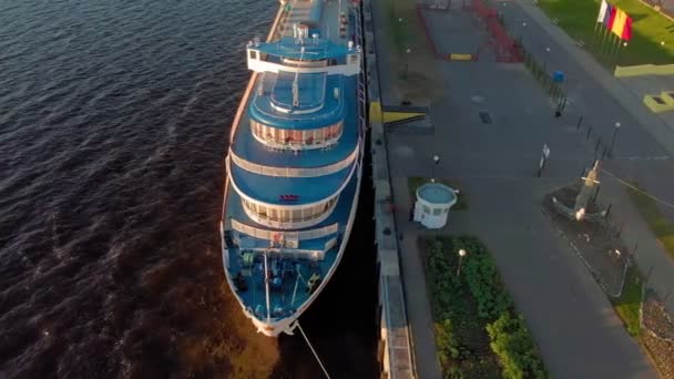 Crucero en el muelle al atardecer. Turismo. Imágenes aéreas — Vídeo de stock