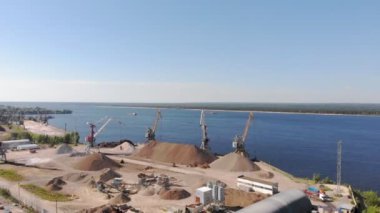 Kargo nehir limanı. Yaz günü. Havadan çekim