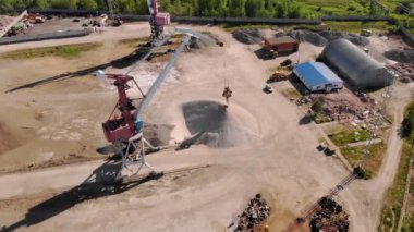 Kargo nehir limanı. Yaz günü. Havadan çekim