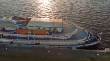 Gün batımında iskelede yolcu gemisi. Turizm. Havadan çekilen görüntüler 