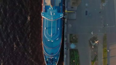 Gün batımında iskelede yolcu gemisi. Turizm. Havadan çekilen görüntüler 