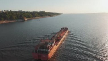 Yaz aylarında nehirüzerinde kargo mavna