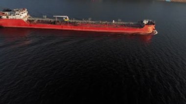 Yaz aylarında nehirüzerinde kargo mavna