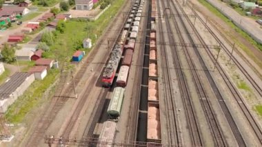 Yük trenleri ile demiryolu rayları üst görünümü. hava araştırması