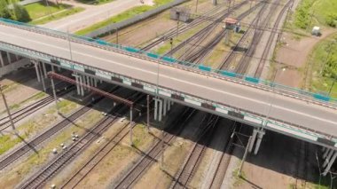 Demiryolu nun üzerinden geçen yol köprüsü. hava araştırması