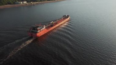Yaz aylarında nehirüzerinde kargo mavna