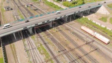Demiryolu nun üzerinden geçen yol köprüsü. hava araştırması