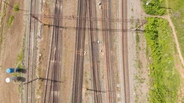 Yük trenleri ile demiryolu rayları üst görünümü. hava araştırması