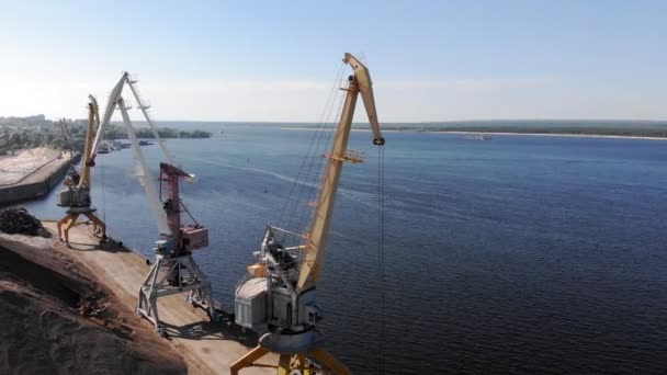 Puerto fluvial de carga. Día de verano. Disparo aéreo — Vídeos de Stock