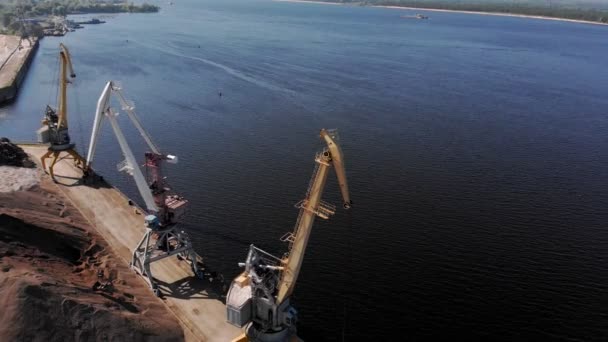 Puerto fluvial de carga. Día de verano. Disparo aéreo — Vídeos de Stock