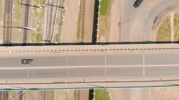 Puente de carretera que pasa por la vía férrea. sondeo aéreo — Vídeo de stock