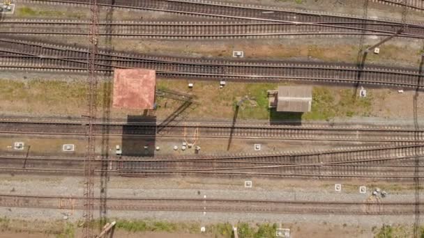 Železniční tratě s vlakovními vlaky na horním pohledu. letecký průzkum — Stock video