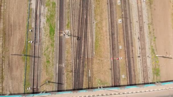 Vasúti pályák tehervonatok felülnézetben. légi felvétel — Stock videók