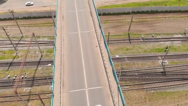 Дорожный мост проходит по железнодорожному пути. аэросъемка — стоковое видео