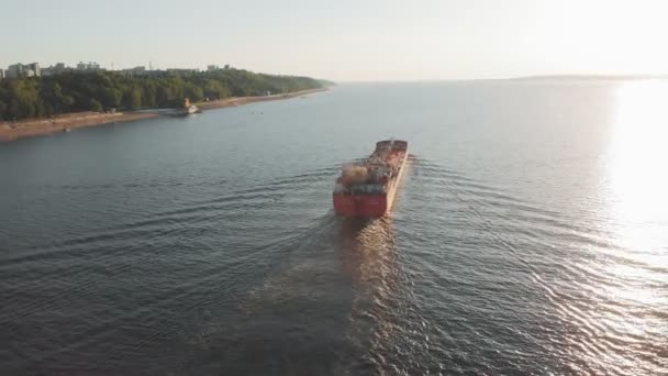 夏の川の貨物船 — ストック動画