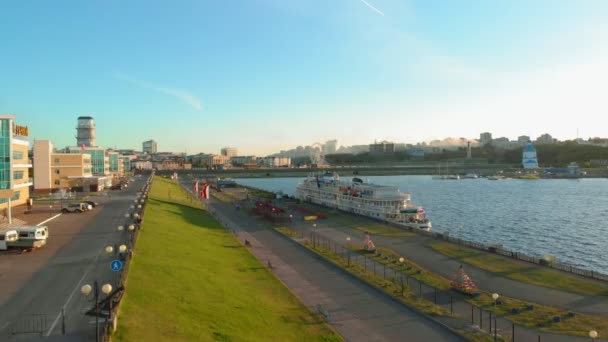 Cruiseschip bij de pier bij zonsondergang. Toerisme. Luchtbeelden — Stockvideo