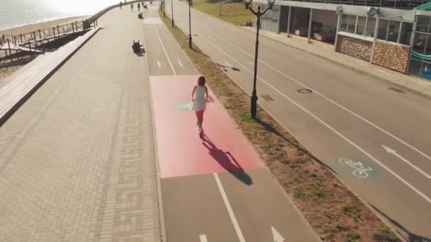 Frau auf einem Motorroller im Sommer im Freien. Luftaufnahmen — Stockvideo