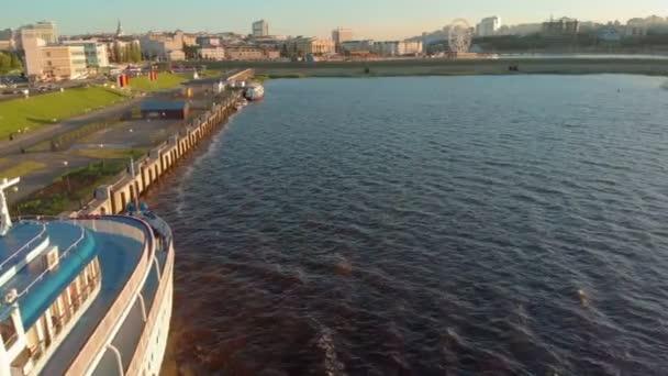 Bateau de croisière à la jetée au coucher du soleil. Tourisme. Images aériennes  