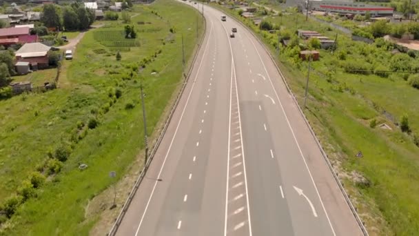 Förflyttning av bilar på motorvägen i närheten av byn. Flygbilder — Stockvideo