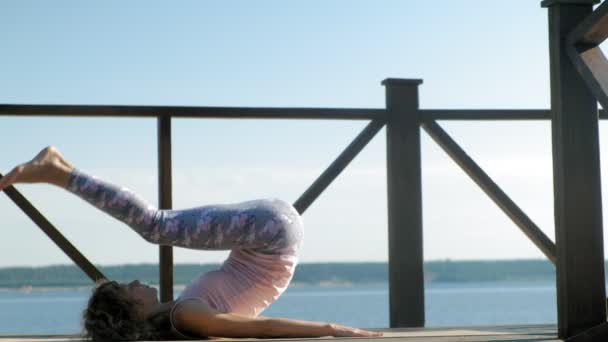 O tânără care practică yoga în aer liber vara. Un stil de viață sănătos — Videoclip de stoc