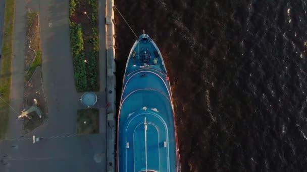 Kreuzfahrtschiff am Pier bei Sonnenuntergang. Tourismus. Luftaufnahmen — Stockvideo