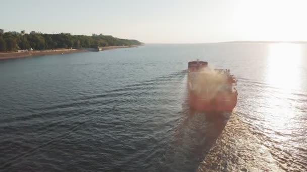 Cargo Barge op de rivier in de zomer — Stockvideo