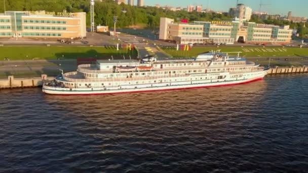 Cruiseschip bij de pier bij zonsondergang. Toerisme. Luchtbeelden — Stockvideo