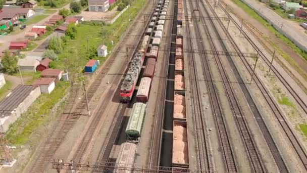 Trilhas ferroviárias com trens de carga vista superior. Inquérito aéreo — Vídeo de Stock