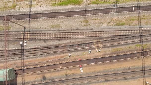 Eisenbahngleise mit Güterzügen von oben. Luftaufnahme — Stockvideo