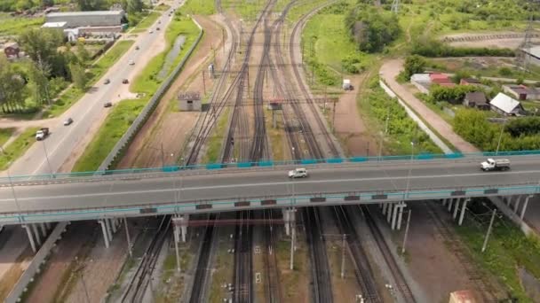 Väg brygga passerar över järnvägsspåret. flyg undersökning — Stockvideo