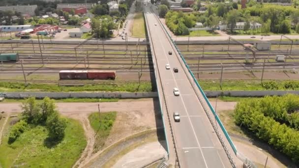 Közúti híd halad át a vasúti pályán. légi felvétel — Stock videók