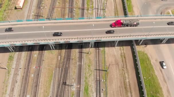 Ponte rodoviária a passar pela via férrea. Inquérito aéreo — Vídeo de Stock