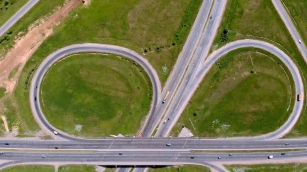 Autopista, intercambio. Disparo aéreo — Vídeos de Stock