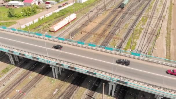 Puente de carretera que pasa por la vía férrea. sondeo aéreo — Vídeo de stock